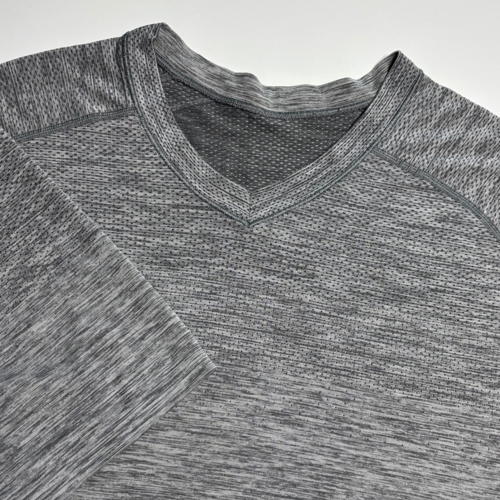 Lululemon Metal Vent Tech V-Neck Shirt Mens L Gray Heathered Gym Short Sleeve